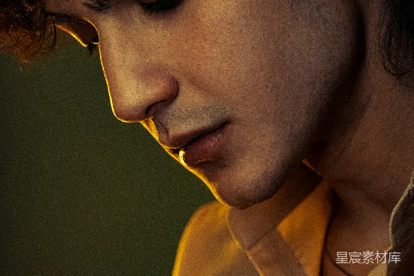 高清摄影 一个留有卷发的男人在向下看。
