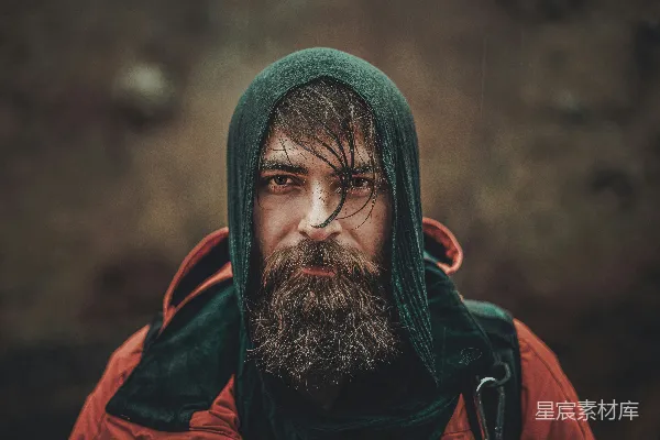 高清摄影 一个留着胡子的男人穿着绿色的风衣。