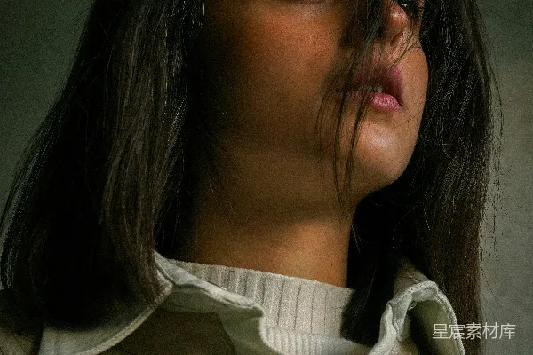高清摄影 闭眼的女人，发丝随风飘动