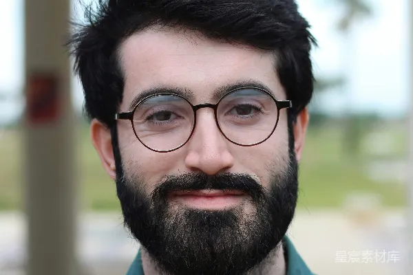 高清摄影 一个留着胡子的男人穿着眼镜和绿色的衬衫