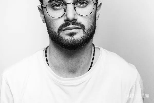 高清摄影 白衬衫穿着者戴着黑色框架眼镜的男士