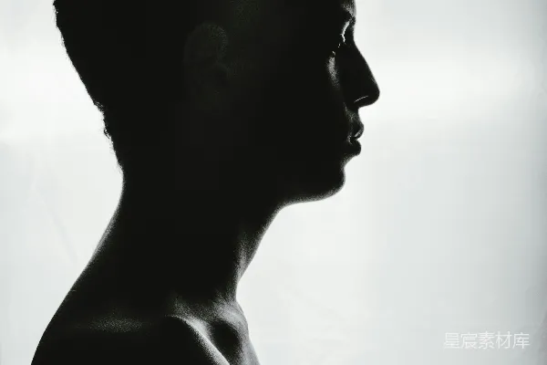 高清摄影 男士面向他的右方
