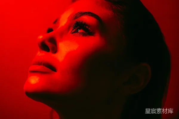 高清摄影 一个穿着黑色上衣的妇女正在拿着手机。
