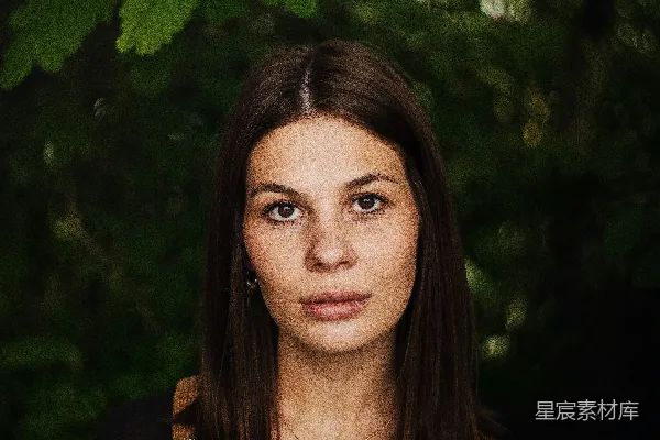 高清摄影 棕色上衣的女人站在绿色植物旁边