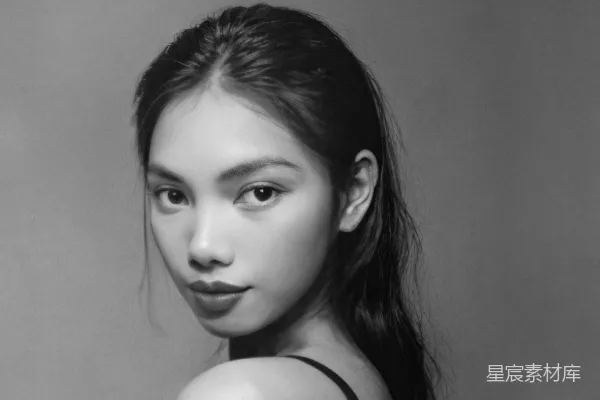 高清摄影 一位年轻女子的黑白照片