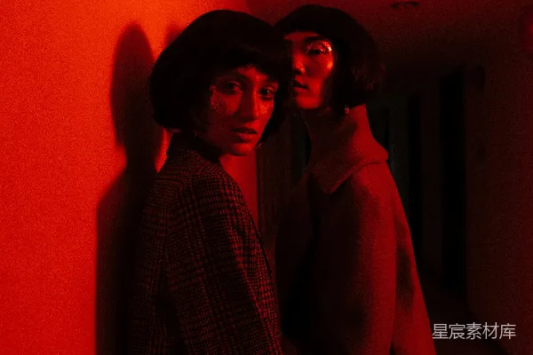 高清摄影 两名女子穿着外套站在门口附近