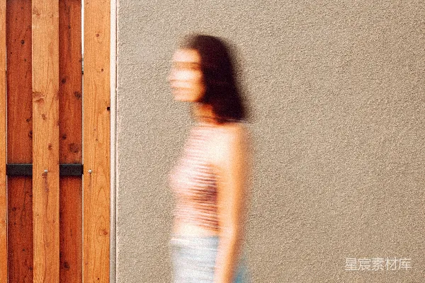 高清摄影 一位女士站在门口的照片模糊不清