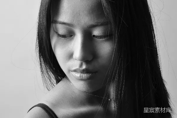 高清摄影 一位闭眼的女性黑白照片