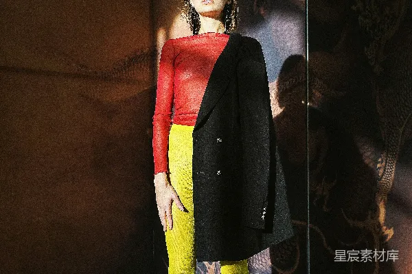 高清摄影 聚焦摄影：站立女性穿着西装外套的特写照片