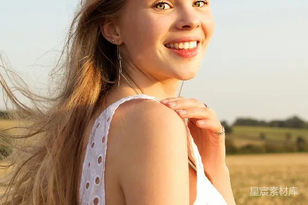 高清摄影 白T恤 smiling 女人