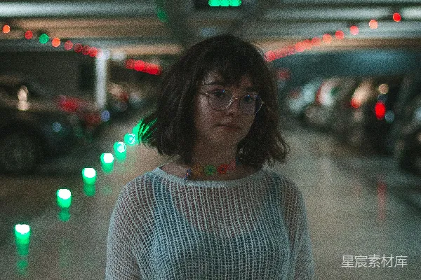 高清摄影 身穿白色针织上衣的女士