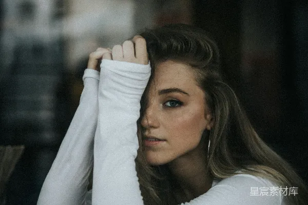 高清摄影 专注于拍摄的女人双手放在桌面上的特写照片
