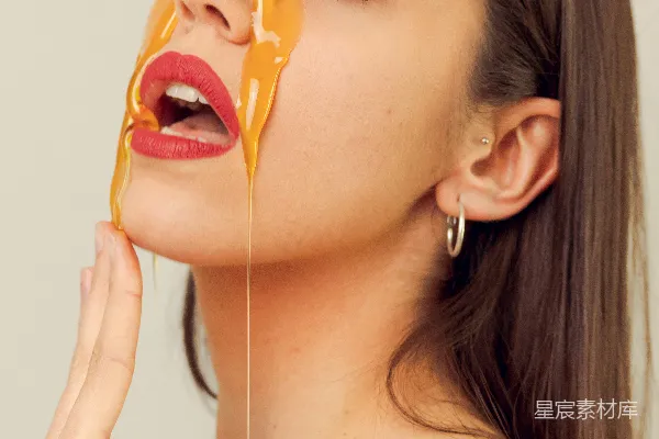 高清摄影 脸上沾有黄色物质的女人