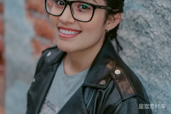 高清摄影 黑色皮夹克的女人戴着黑色框架的眼镜