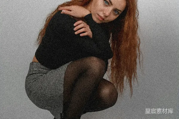 高清摄影 留着长红发的女子正在拍照。