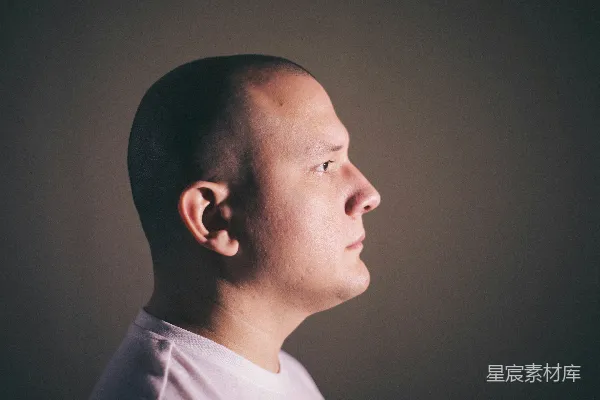 高清摄影 白色圆领衫的男人