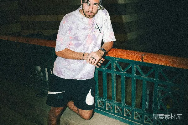 高清摄影 一个男人在拍照。
