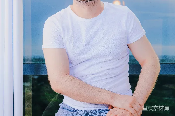 高清摄影 一个男人坐在一张白色的马桶上。