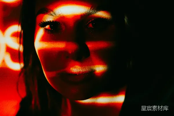 高清摄影 一位女性站在一个霓虹灯前