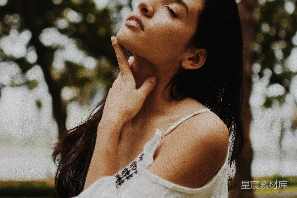 高清摄影 浅焦点摄影中的白衣冷肩上衣女子
