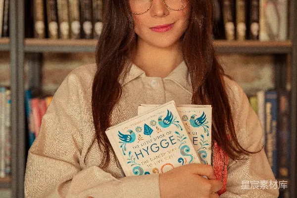 高清摄影 手中拿着两本书的女人