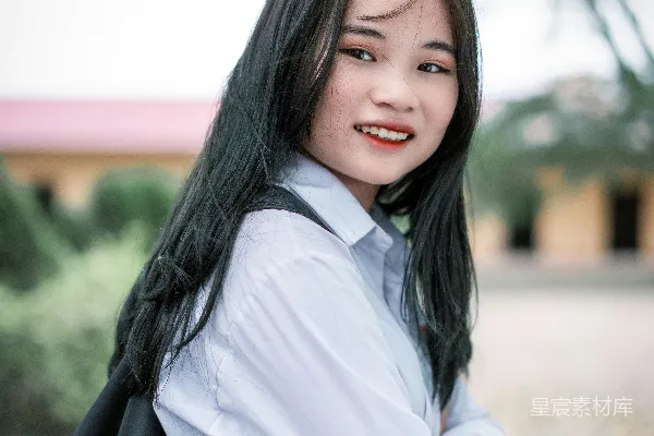 高清摄影 白天，着白长袖衬衫和黑裙的女士坐在棕色木凳上。