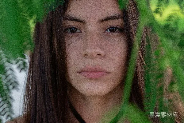 高清摄影 一个长着棕色头发的女子正在看向镜头。