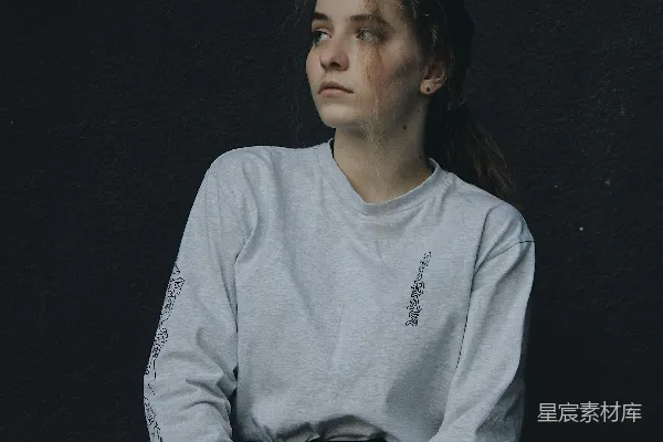 高清摄影 一个穿着白色上衣和黑色长裙的女人