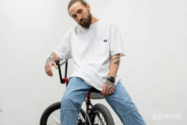 高清摄影 一个男人坐在一辆自行车的顶端。