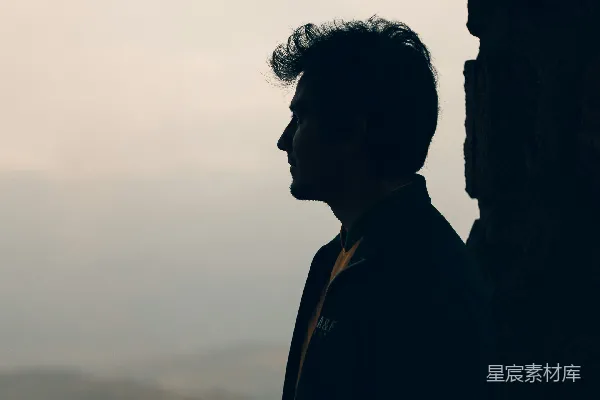 高清摄影 站在窗前的男人俯瞰着山景。