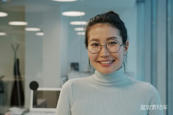 高清摄影 办公室里戴着眼镜的女人微笑。