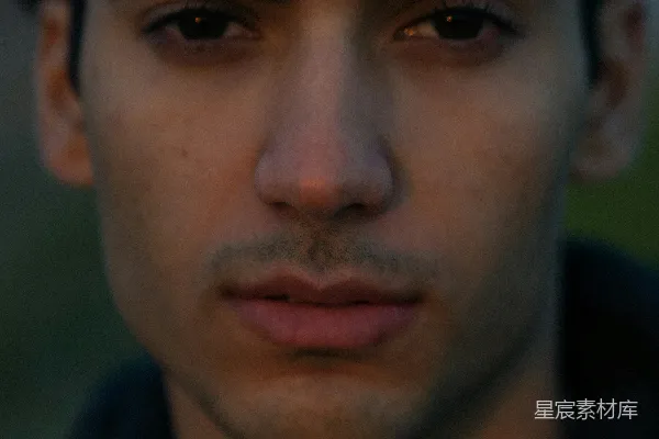 高清摄影 一个穿着西装的男人低头查看手机的特写镜头