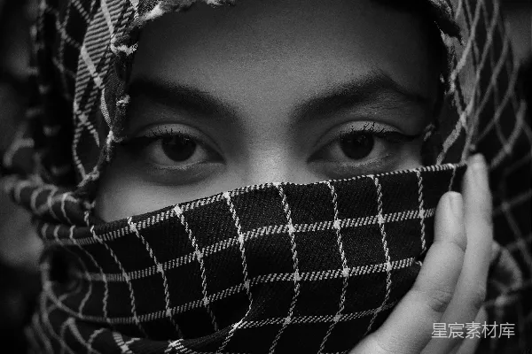高清摄影 一个女人戴着围巾遮住她的脸。