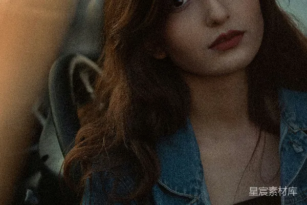 高清摄影 一个女人坐在车里穿着一条牛仔夹克。