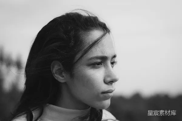 高清摄影 一个长发女子站在田野里