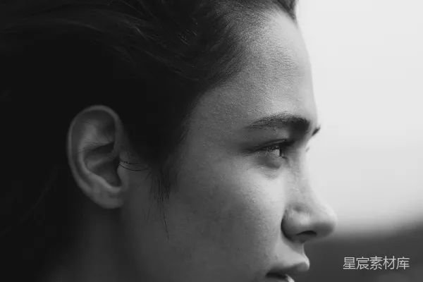 高清摄影 一个扎着马尾的女子黑白照片