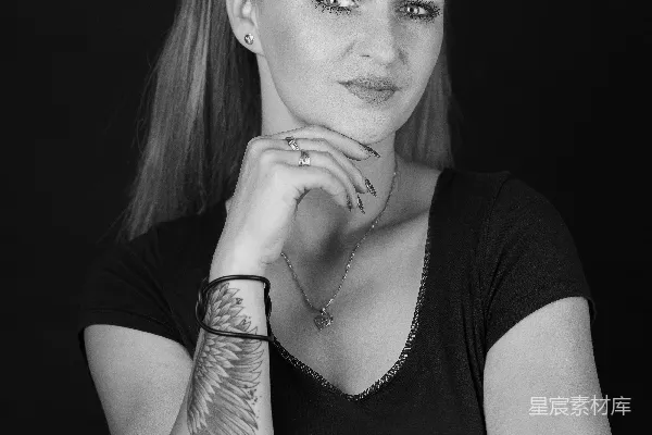 高清摄影 一位身穿黑白照片中带着纹身的女人