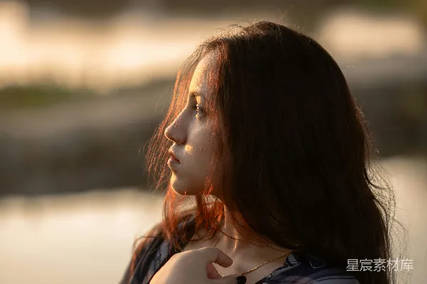 高清摄影 一个女人站在一片水域旁边