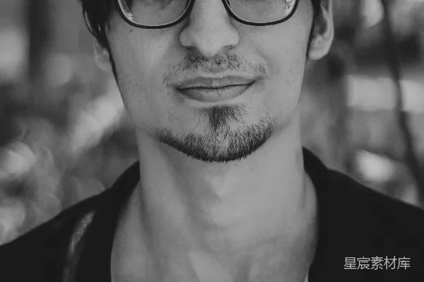高清摄影 一位戴着眼镜的男子的照片，黑白照片