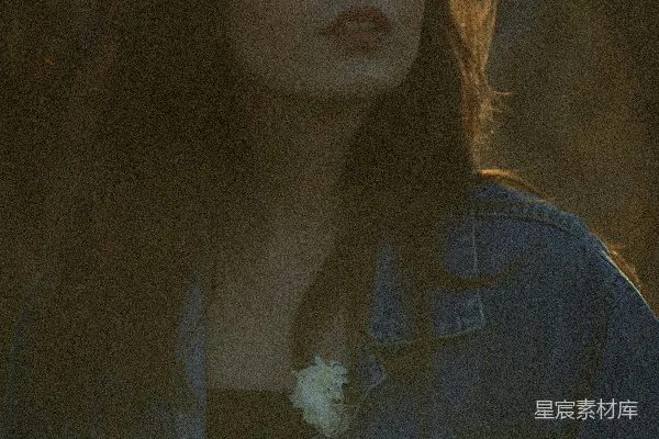 高清摄影 一个长发的女人穿着牛仔夹克。