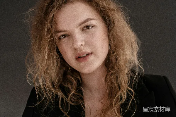 高清摄影 一个留着卷发的女人和一件黑色夹克的女子