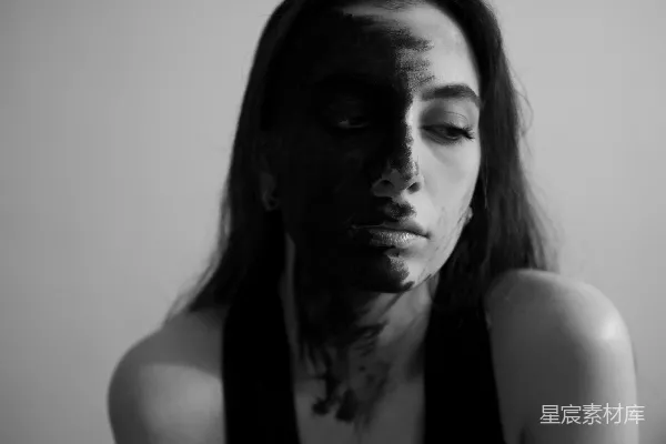 高清摄影 一位女性闭上眼睛的黑白照片