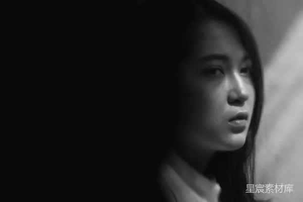 高清摄影 白色衬衫女人的灰度照片