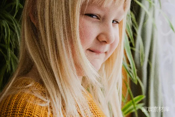 高清摄影 一头长发的女子站在一盆植物前