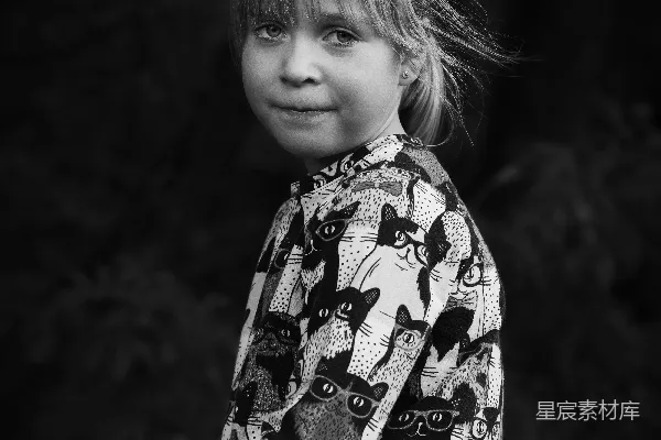 高清摄影 一个黑白照片里的小女孩