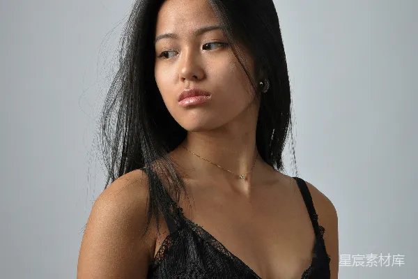 高清摄影 黑色上衣的女人正在拍照。