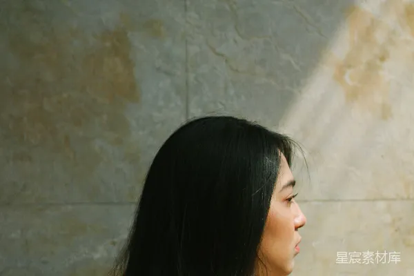 高清摄影 白衬衫女子站在棕色墙壁旁边