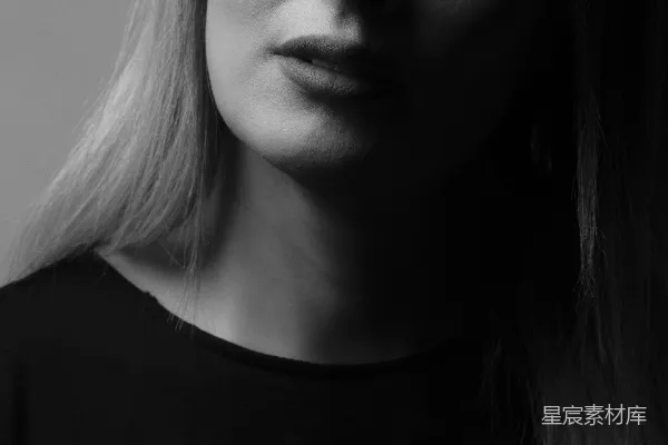 高清摄影 黑白照片中的一个女人