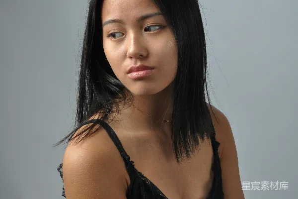 高清摄影 一个穿黑色上衣的女子正坐着。