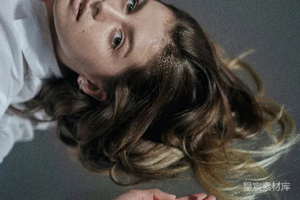 高清摄影 一个穿着白色上衣的女人正在摆姿势拍照。